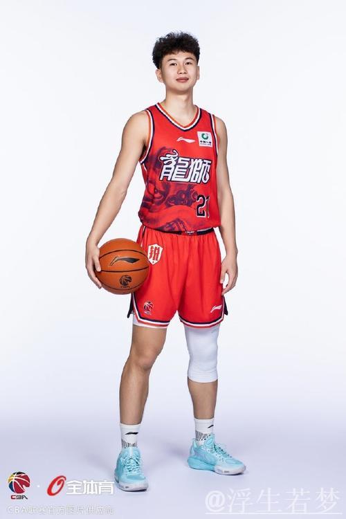 广州男篮发布新赛季球队定妆照，展现多样组合风采