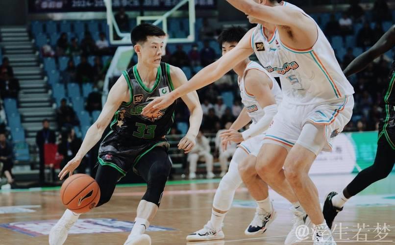 杨鸣单独部署王岚嵚与外援战术，付豪加强投篮训练